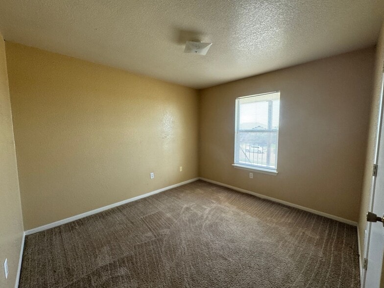 Building Photo - 1002 Circle M Dr