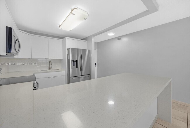 Building Photo - 1750 W 46th St