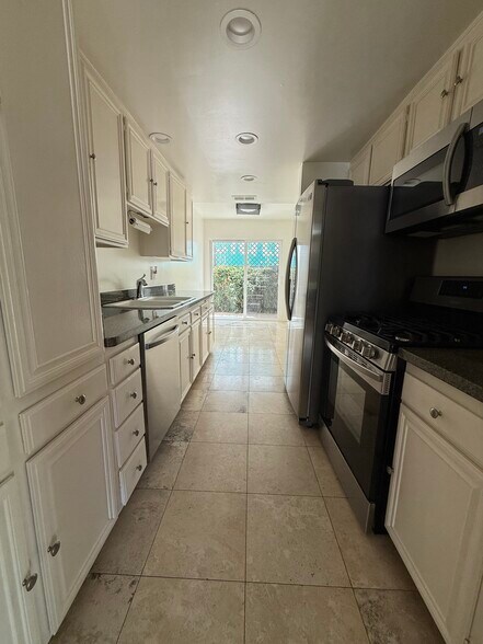 Building Photo - 1700 Palisades Dr