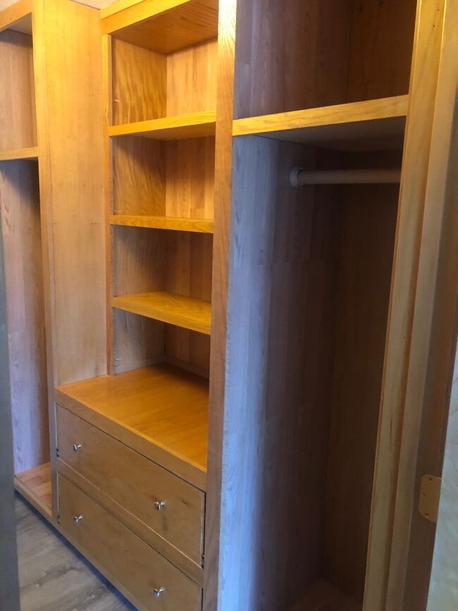 Building Photo - 2 Bed/1 Bath, 1000 SqFt, Utilities Pd, Fireplace, Vaulted Ceilings, More!