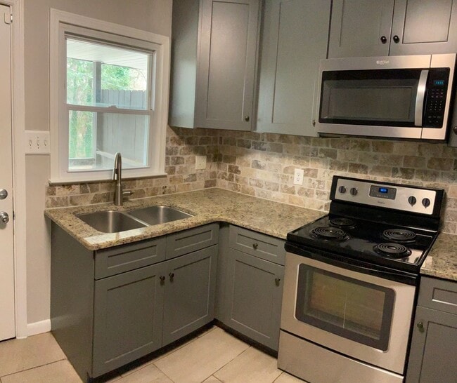 Building Photo - 2 Bedroom Brick Duplex in Prime Location with Full Renovation