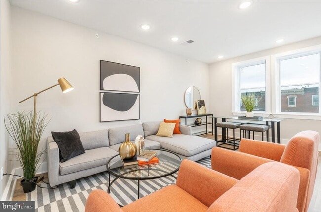 Building Photo - 2825 W Girard Ave