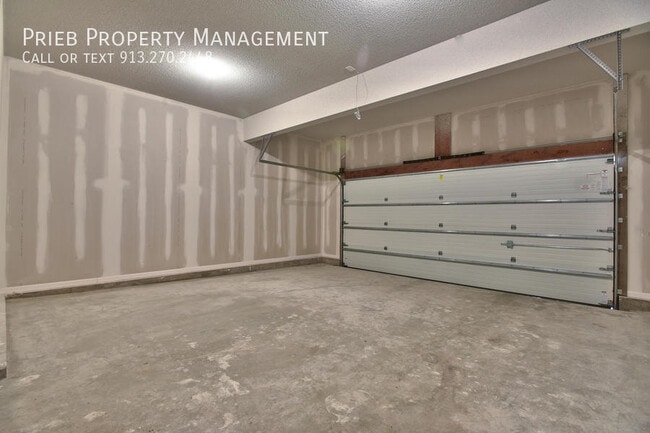 Building Photo - 2084 S 137 St