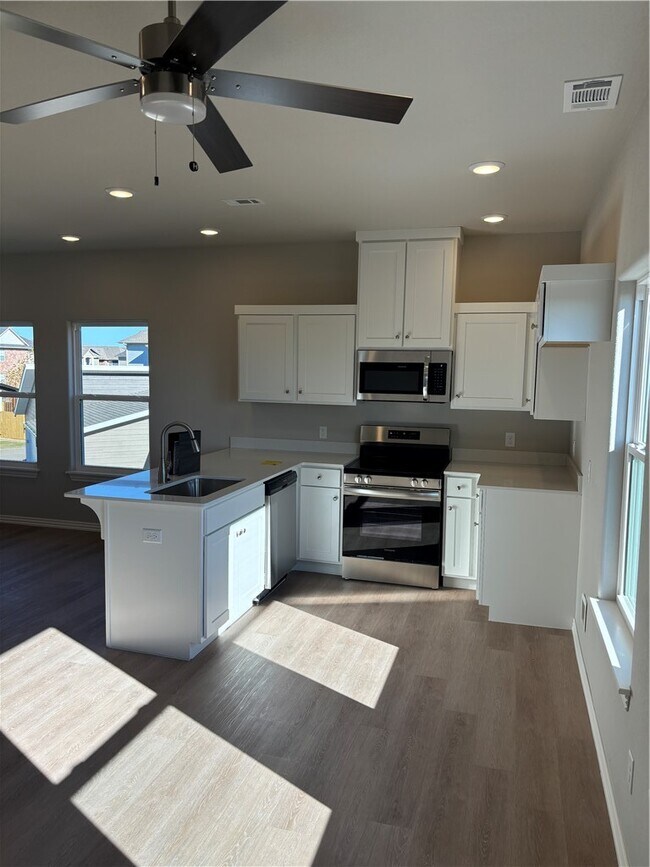 Building Photo - 1303 SW Poigai Wy