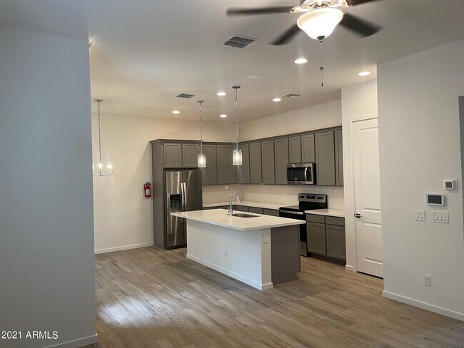 Building Photo - 901 S Smith Rd