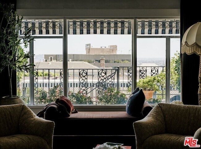 Building Photo - 1219 Sunset Plaza Dr Dr