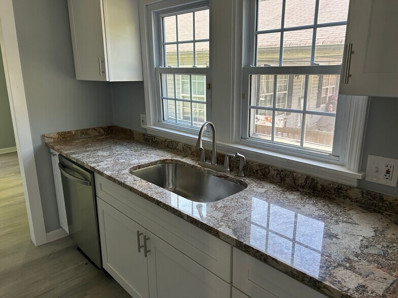 Building Photo - 1048 Black Dr