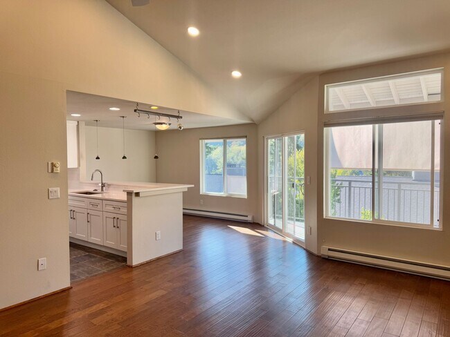 Building Photo - Woodlake Condo!!!