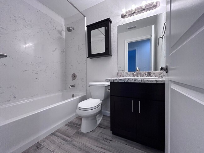 Building Photo - HALF OFF ONE MONTH RENT IF APPROVED AND MOVED IN BY 4/8