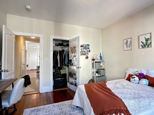 Building Photo - Mission Hill 5 -Bed