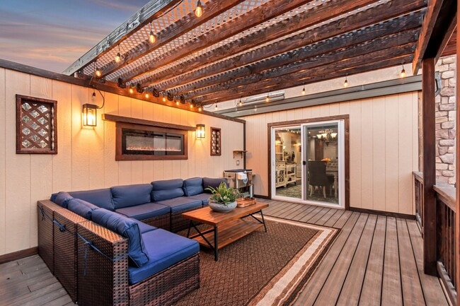 Building Photo - Beautiful 5-Bedroom Home in Sandy!
