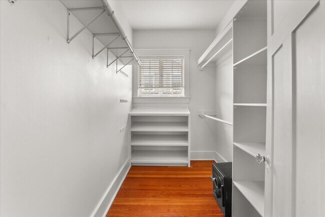 Building Photo - 5 BR- Available June 2027 lease - Renovated House steps from Campus!