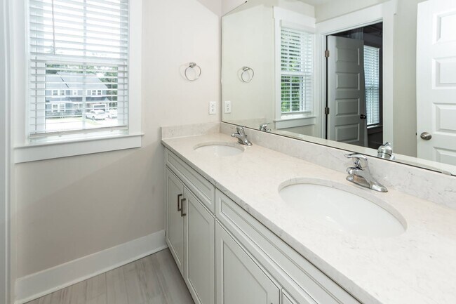 Building Photo - 7722 Park Gate Dr