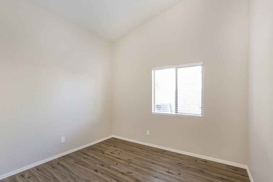 Building Photo - 5158 W Vista Ave