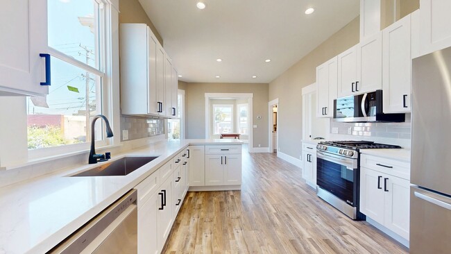 Building Photo - Stunning 2 Bedroom Upstairs Unit In Oaklan...