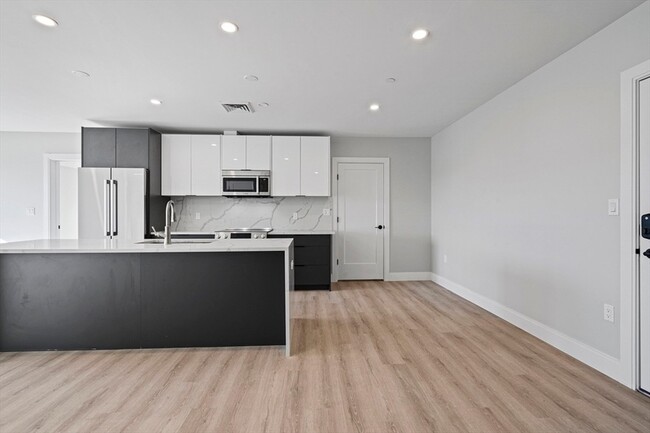 Building Photo - 25 2nd St