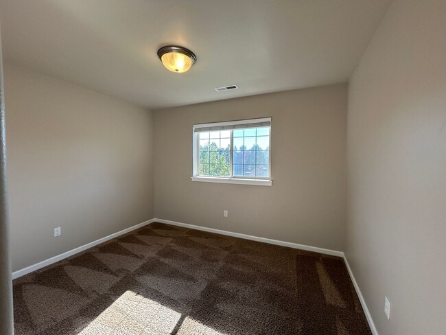Building Photo - MOVE IN SPECIAL!   4 Bedroom / 2.5 Bathroo...