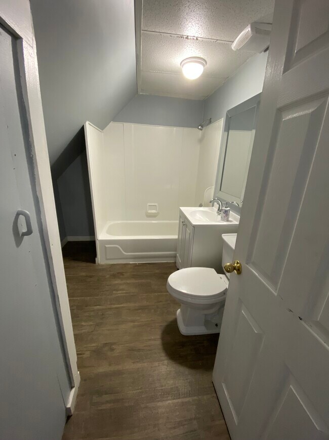 Building Photo - 21 Elm St