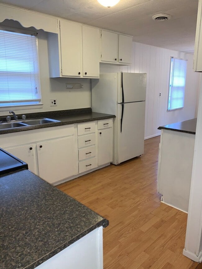 Building Photo - 709 Lee Rd