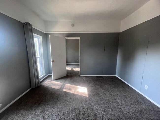 Building Photo - Three Bedroom Single Family Located Near D...