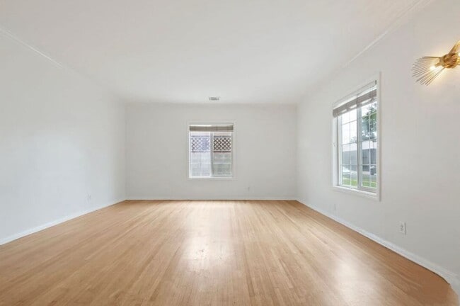 Building Photo - 923 W Orange Grove Ave