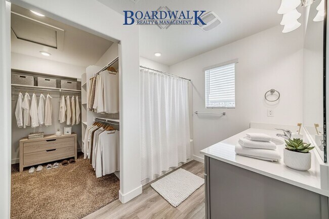 Building Photo - Modern 3-Bed Home with Yard & Amenities