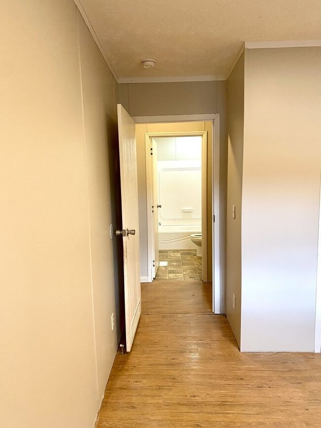 Building Photo - Quiet home in the country