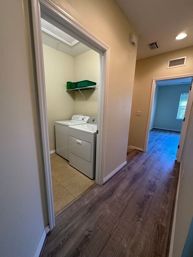 Building Photo - 3/2/2 Town Home Style Condo at Maintenance...