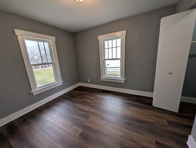 Building Photo - 415 SW Watson Ave