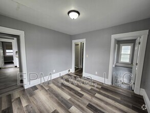 Building Photo - 914 1/2 West 2nd Street