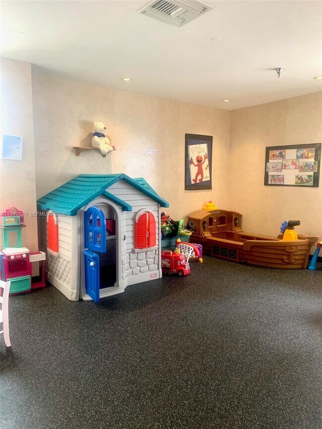 Building Photo - 5757 Collins Ave