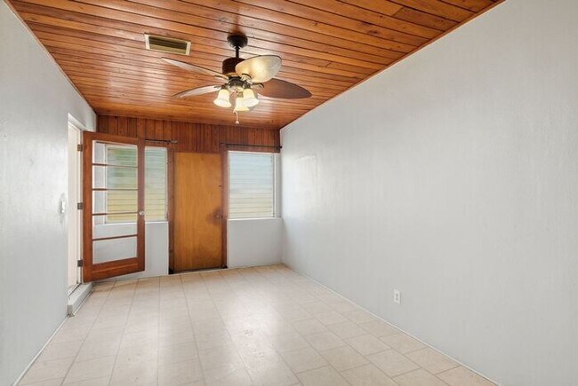 Building Photo - Remodeled 3/1 Home