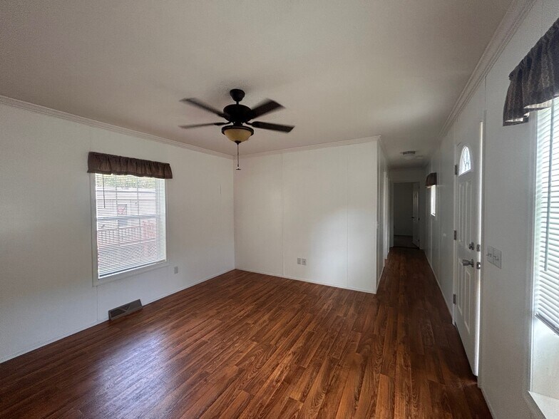 Building Photo - 28 Oak Tree Ln
