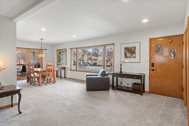 Building Photo - Style Meets Location 3 Bedroom 3 Bathroom Single Family Home - Must See