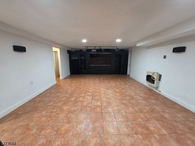 Building Photo - 86 Keer Ave