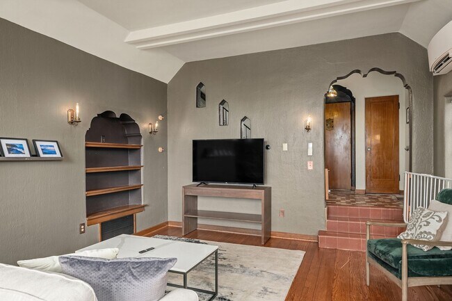 Building Photo - $2000 OFF 1 Months Rent with a Lease Start...