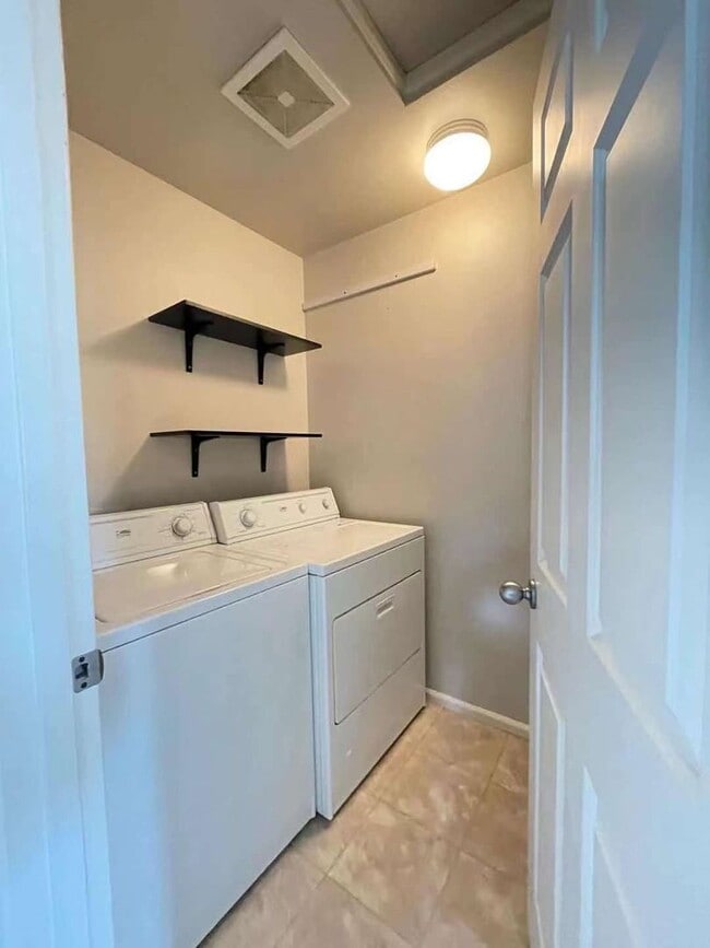 Building Photo - Great Townhome For Rent