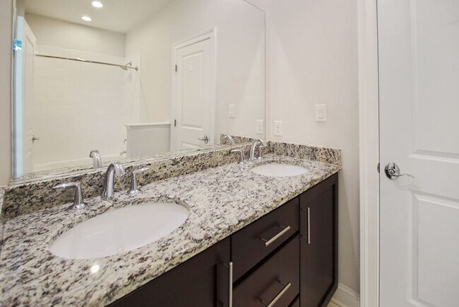 Building Photo - 5 Bed 4.5 Bath - Bethesda Single Family - ...