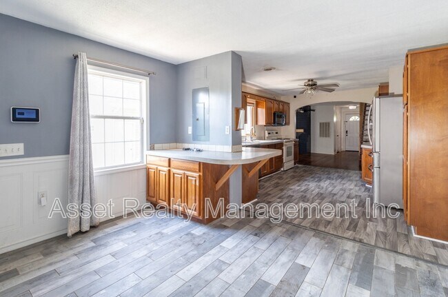 Building Photo - 817 Ridgeview Dr