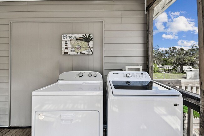 Building Photo - Elevated 3-Bed, 2-Bath, Corner-Lot Gem in the Heart of Palmetto