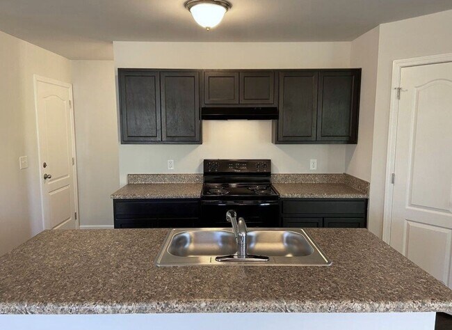 Building Photo - Beautiful 3 Bedroom, 2 1/2 Bathroom Home off Robinhood Rd in Winston!