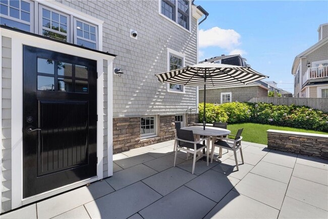 Building Photo - 9 Anthony St