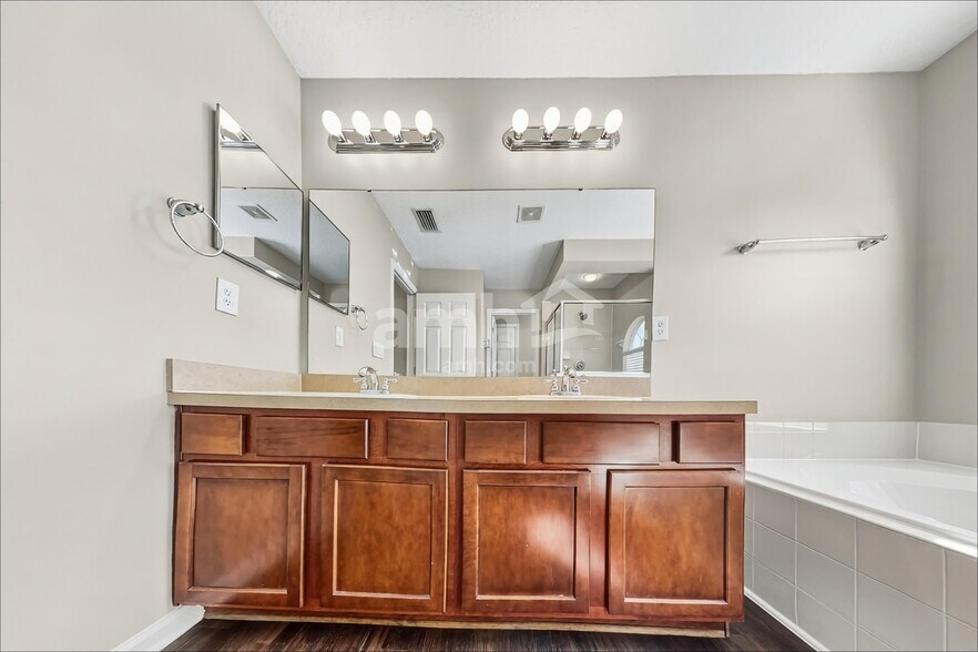 Building Photo - 2724 Creekfront Dr