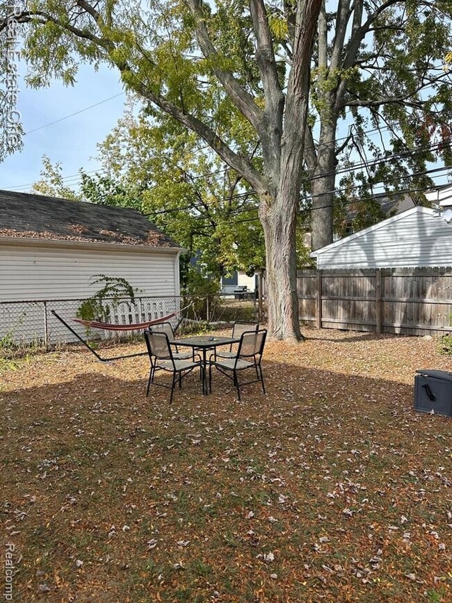 Building Photo - Upper Duplex