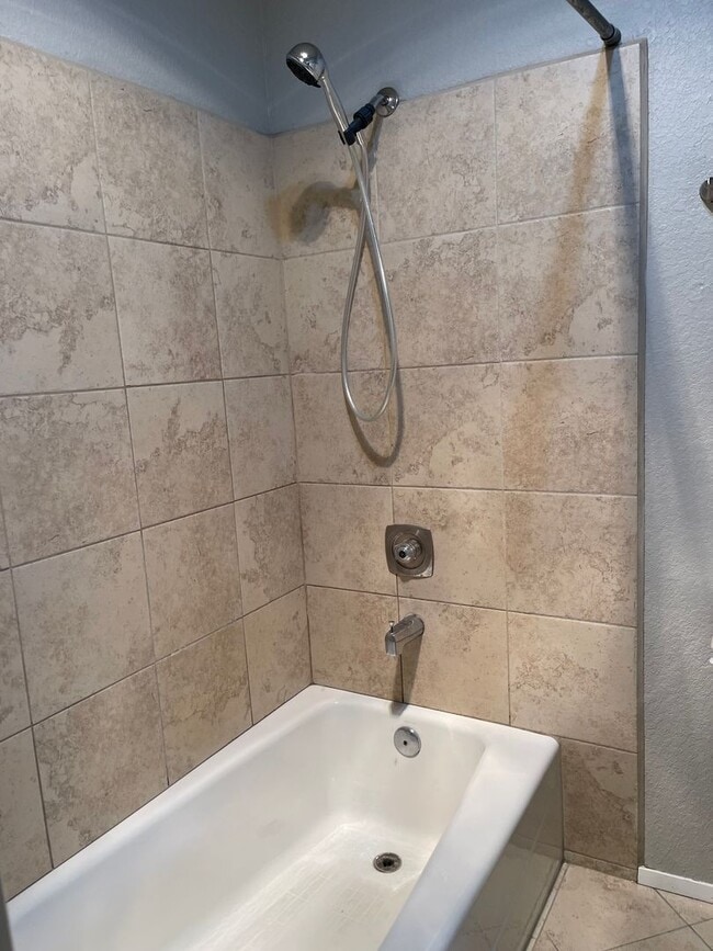 Building Photo - Roomy Lynnwood Townhouse-Style Condo With Upgrades