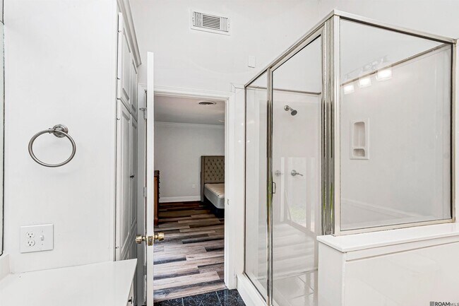Building Photo - 8245 Rainbow Dr