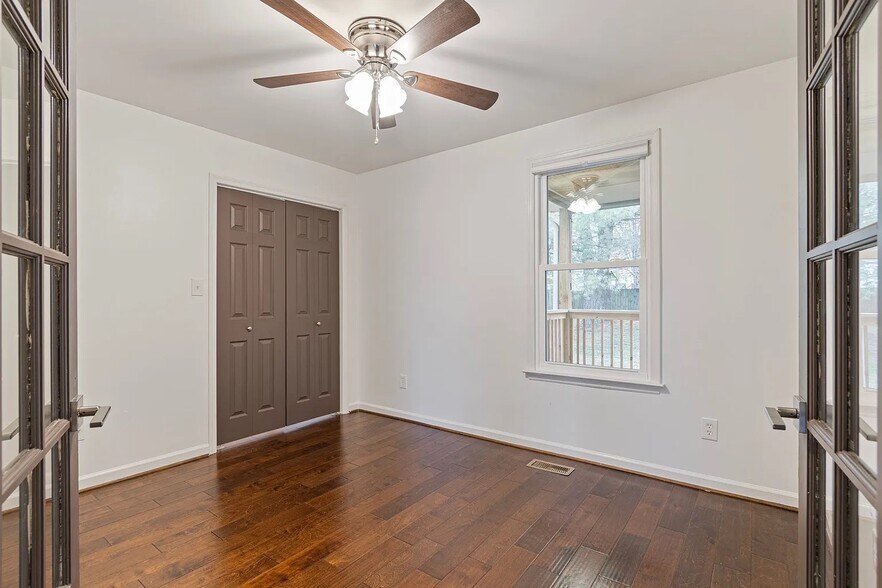 Building Photo - 723 Riverview Dr