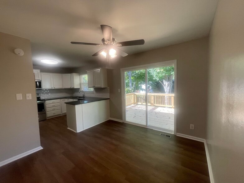 Building Photo - 221 Fallsway Ln