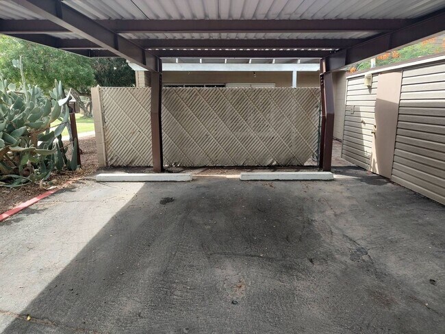 Building Photo - 3 Bedroom - 2  Bedroom - 1656 Sq. Ft - Cas...