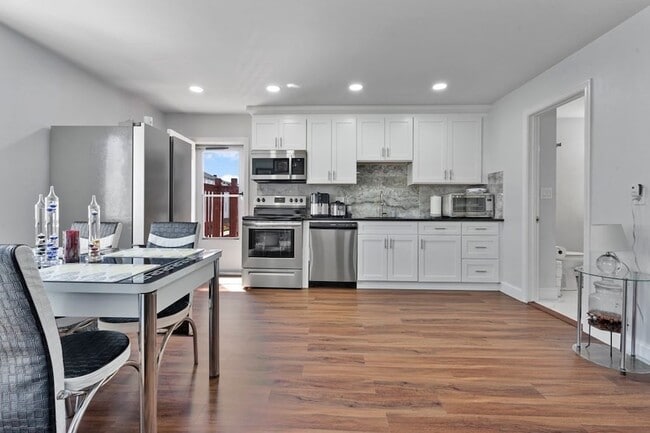 Building Photo - 165 Saratoga St